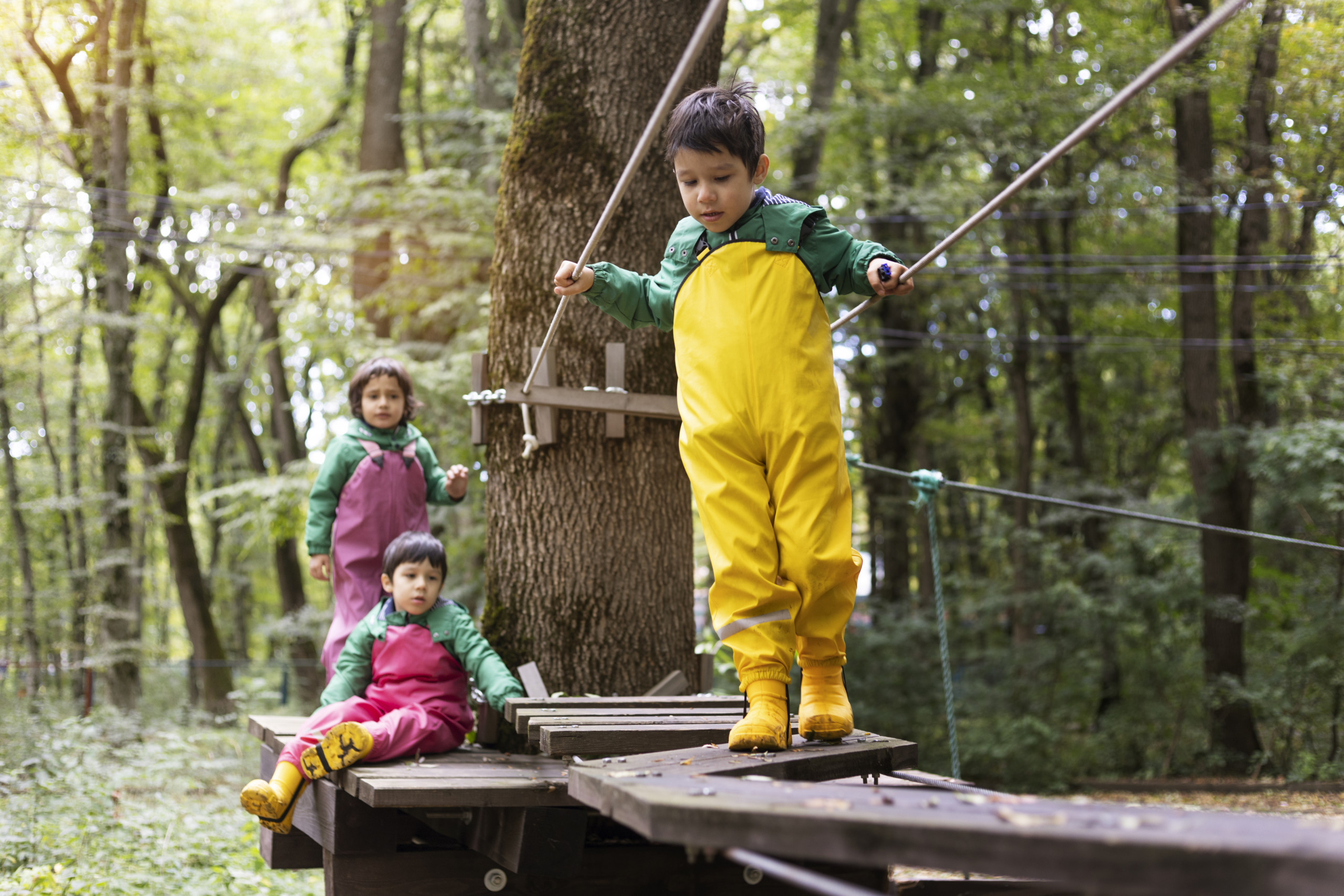 plein-enfants-s-amusant-dans-nature
