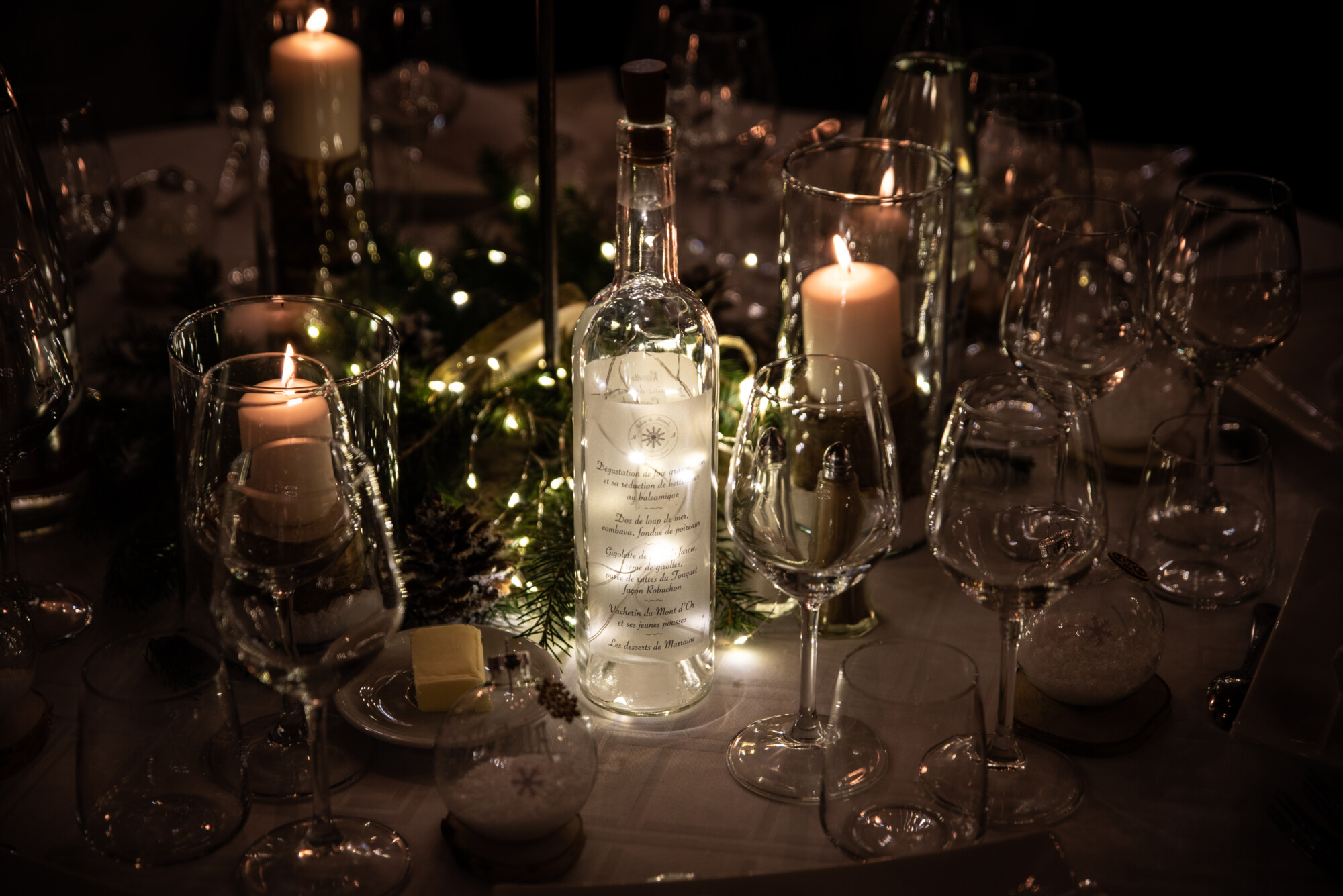 Décoration de table chaleureuse aux bougies pour un mariage en hiver au Domaine de la Traxène.