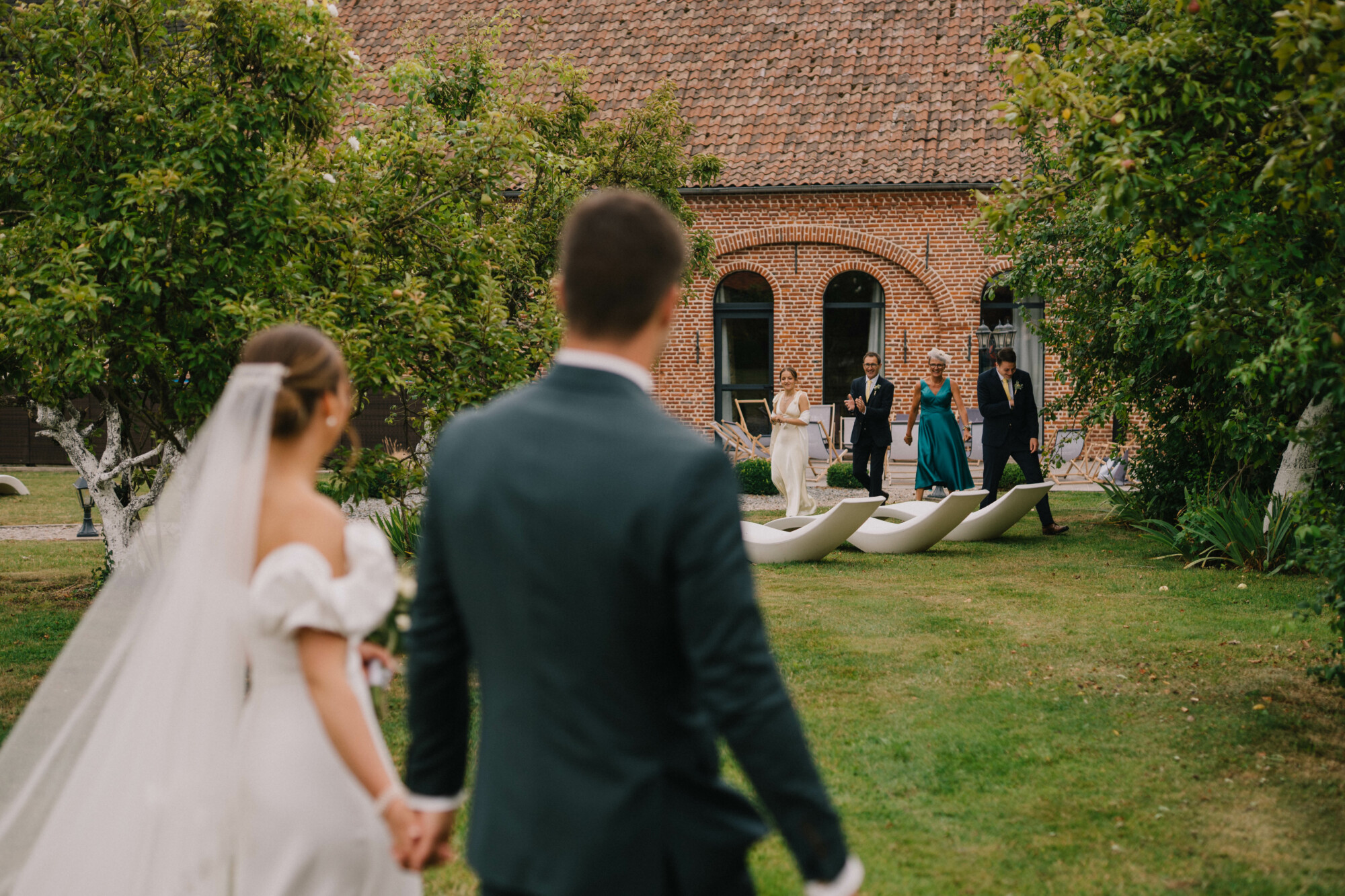 Mariage d’été dans les jardins du Domaine de la Traxène avec les mariés et leurs invités.