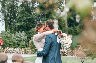 Mariés dans les jardins du domaine de mariage