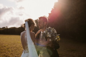 COUPLEC&C32 Séance photo de mariage au Domaine de la Traxène, montrant les mariés dans un cadre naturel au coucher du soleil. Un moment romantique et authentique au cœur d’un domaine d’exception du Pas-de-Calais, idéal pour célébrer un mariage sur mesure.