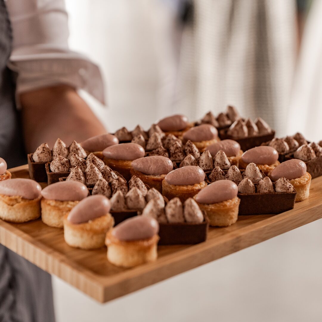 Gâteaux Brunch du lendemain de mariage au Domaine de la Traxène, avec une sélection raffinée de pâtisseries et douceurs servies à vos invités. Un moment convivial pour prolonger les festivités dans un cadre élégant et chaleureux au cœur du Pas-de-Calais.