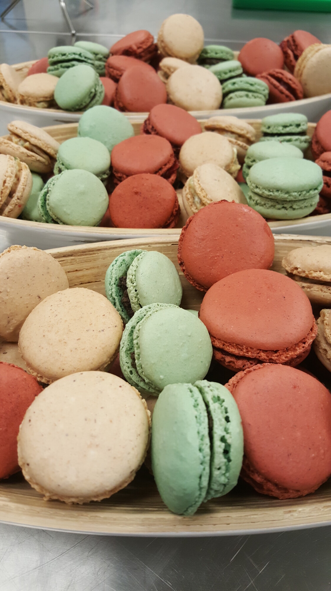 Brunch du lendemain de mariage au Domaine de la Traxène avec une sélection de macarons gourmands proposée par notre partenaire Culin'R, pour prolonger les festivités dans une ambiance conviviale et raffinée.