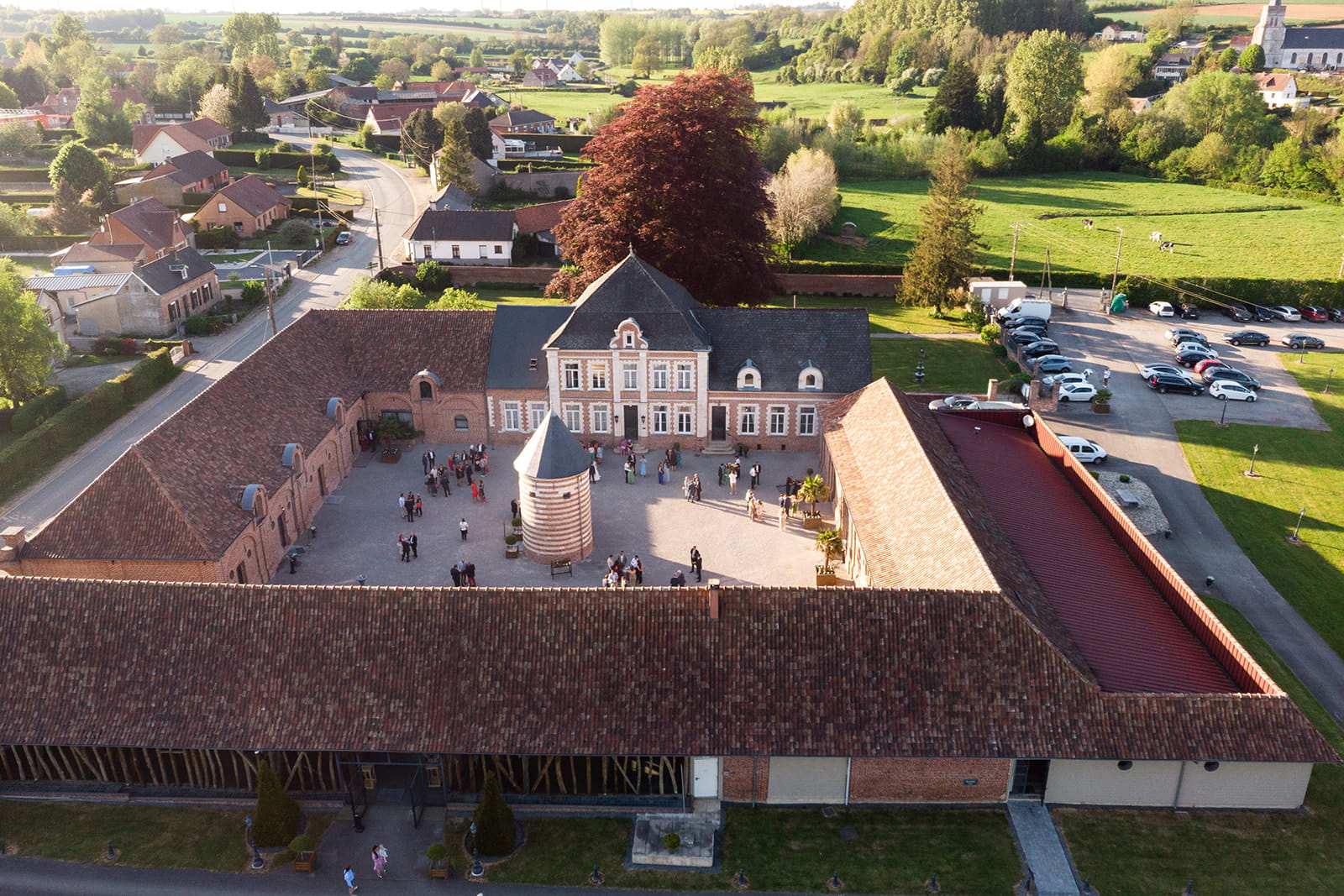 Vue aérienne du Domaine de la Traxène, domaine de mariage d’exception situé à proximité des plus grandes villes du Nord, entre Lille, Arras, Saint-Omer et la Côte d’Opale, dans un cadre verdoyant et préservé.