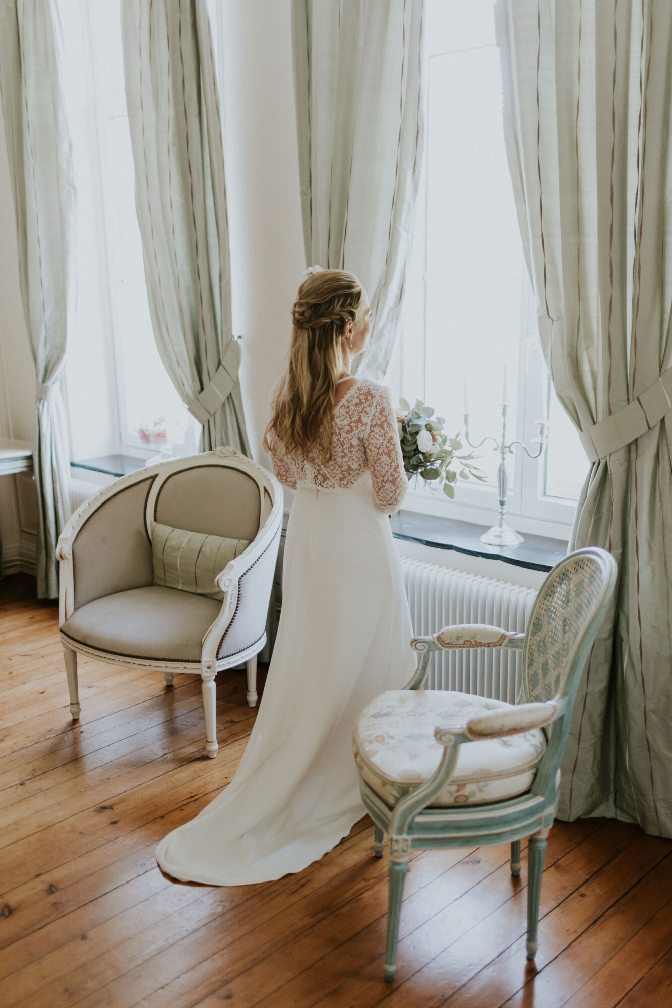 Préparatifs de la mariée dans une chambre élégante du Domaine de la Traxène. Un espace raffiné et lumineux avec hébergement sur place, idéal pour se préparer sereinement avant la cérémonie de mariage près de la Côte d’Opale.