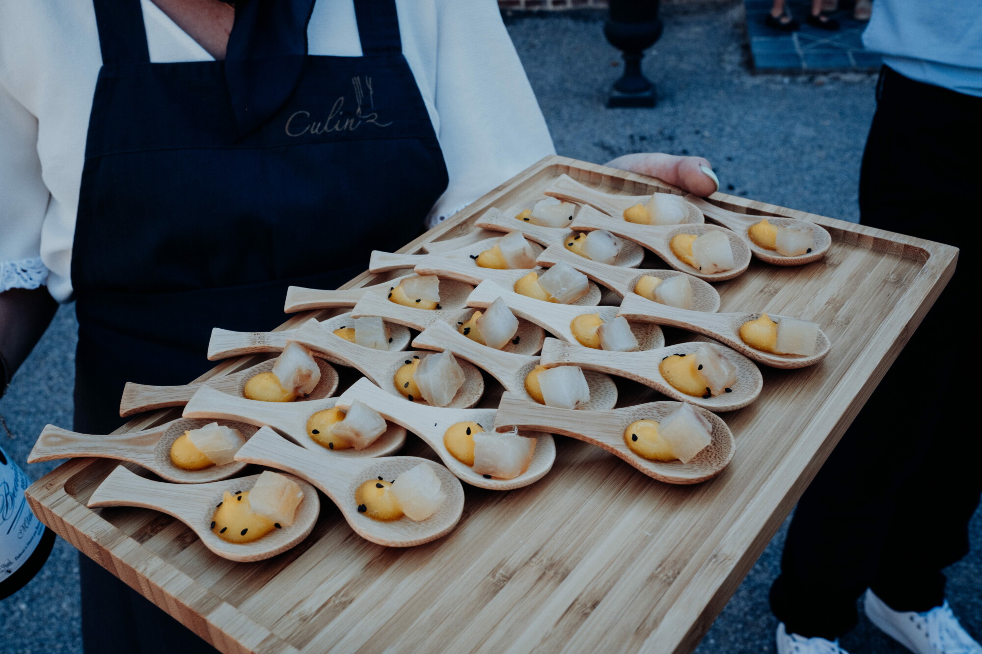 Brunch du lendemain de mariage au Domaine de la Traxène avec notre partenaire Culin'R, proposant des bouchées raffinées et un service traiteur haut de gamme pour prolonger les festivités dans une ambiance conviviale.