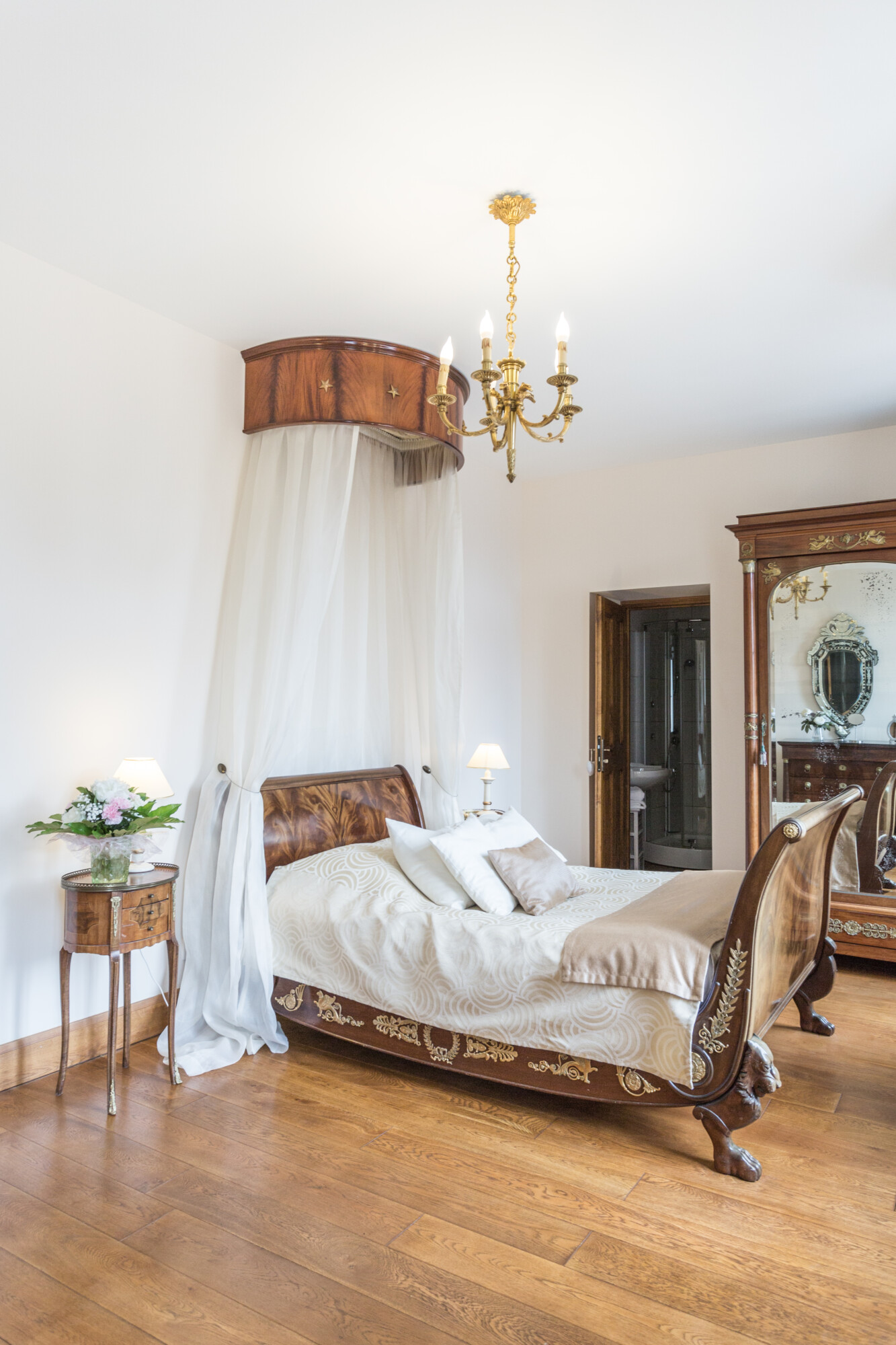 BB-domainetraxene-190618-0155-HD (1) Chambre élégante du Domaine de la Traxène avec lit à baldaquin, mobilier de caractère et salle de bain privative. Hébergement de charme sur place pour accueillir les mariés et leurs invités après la réception, au cœur d’un domaine de mariage d’exception dans le Pas-de-Calais, près de la Côte d’Opale.