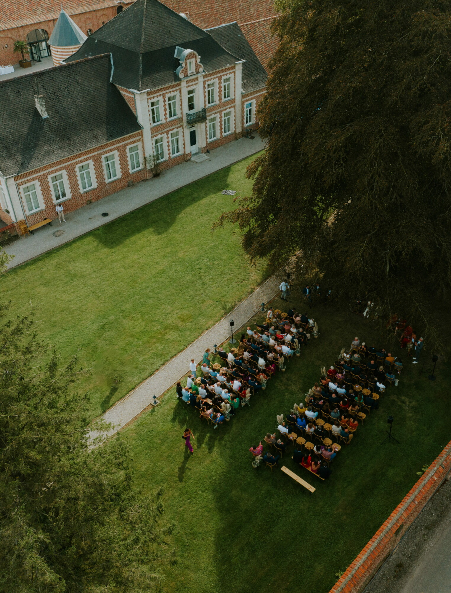 Espaces extérieurs pour cérémonie laïque au Domaine de la Traxène, avec vaste parc arboré et cadre naturel d’exception pour un mariage en plein air dans le Nord-Pas-de-Calais.