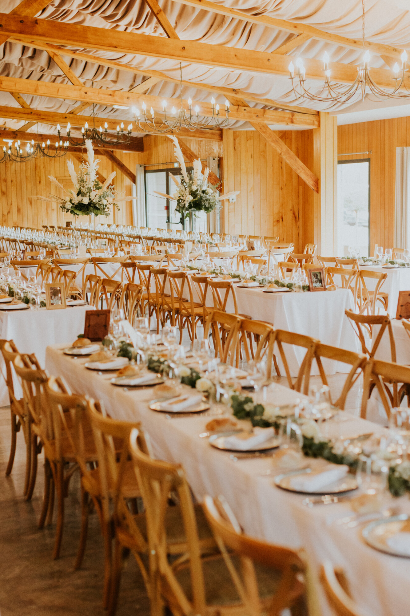 Salle de mariage au Domaine de la Traxène, décorée avec élégance pour une réception sur mesure, dans un cadre chaleureux mêlant charme authentique, poutres apparentes et décoration raffinée dans le Nord-Pas-de-Calais.