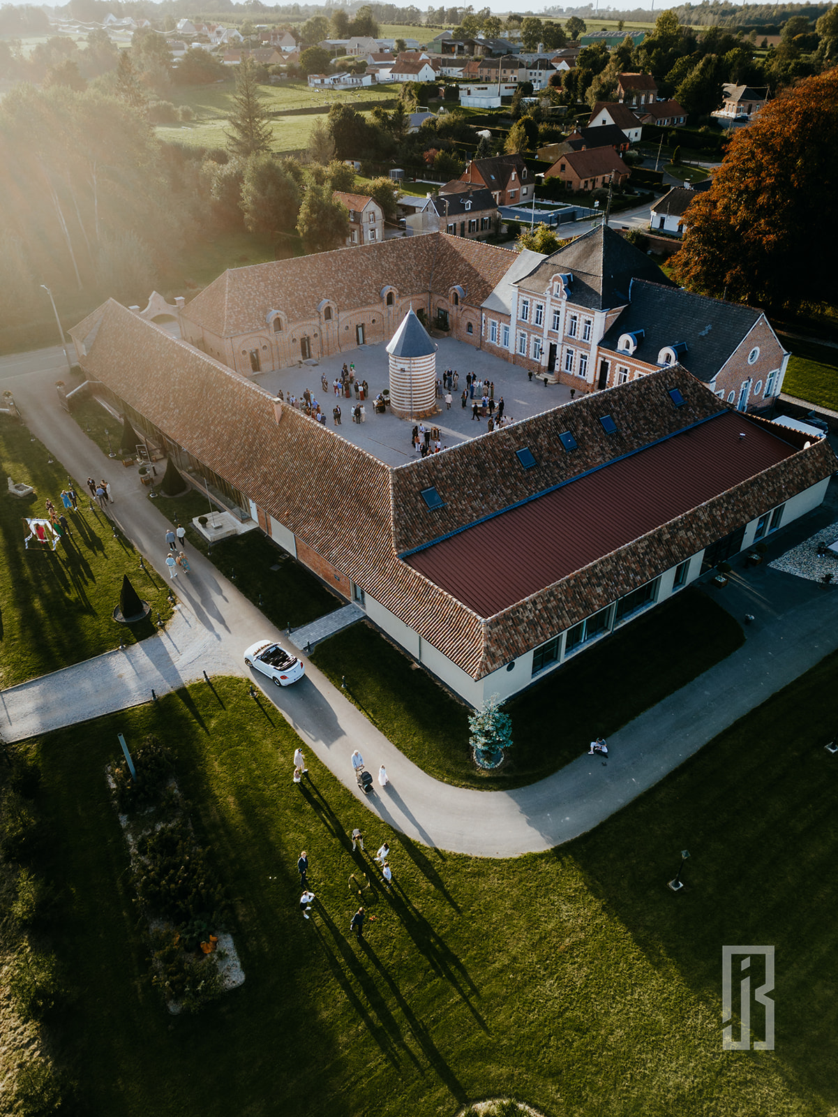 Vue aérienne du Domaine de la Traxène, lieu de mariage d’exception dans les Hauts-de-France avec espaces de réception, cour intérieure et grands extérieurs privatifs.