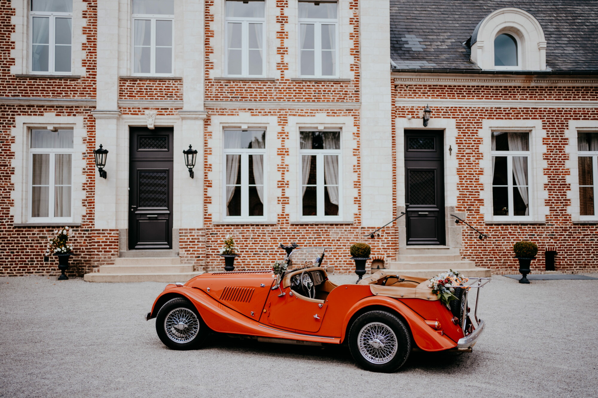 JulienBrichephotographe-204 Voiture de collection devant le Domaine de la Traxène, lieu de mariage d’exception près de la Côte d’Opale.