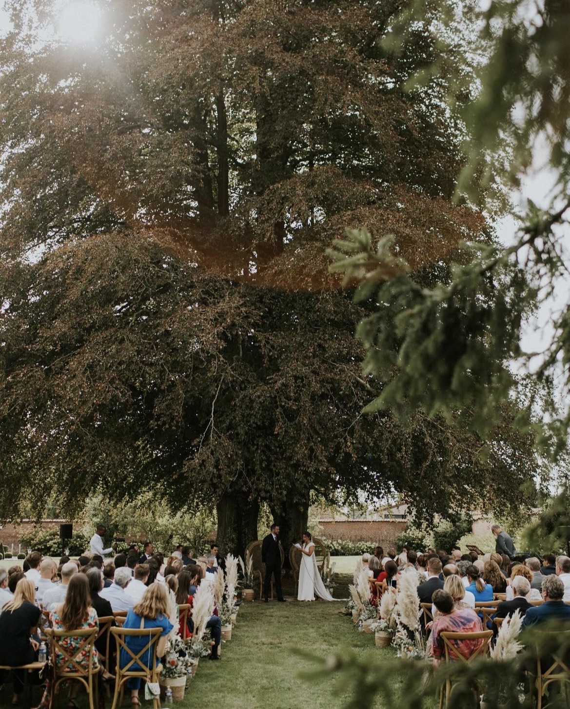 Cérémonie laïque en plein air dans le parc du Domaine de la Traxène