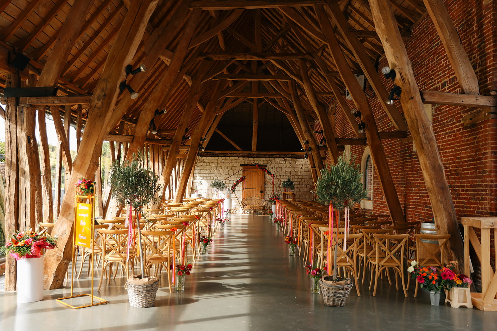 Cérémonie laïque au Domaine de la Traxène dans un espace couvert au charme authentique, avec poutres apparentes, décoration florale sur mesure et cadre élégant pour un mariage d’exception dans le Nord-Pas-de-Calais.