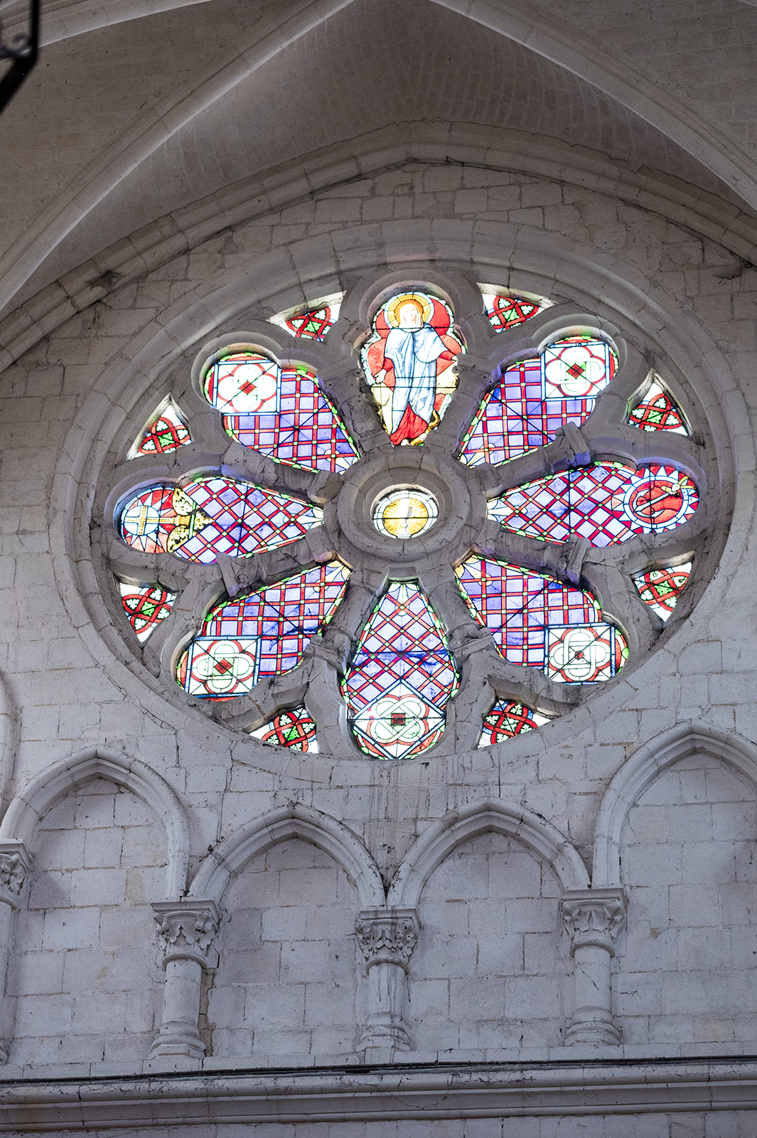 Rosace en vitrail d'une église, cadre de cérémonie religieuse pour un mariage
