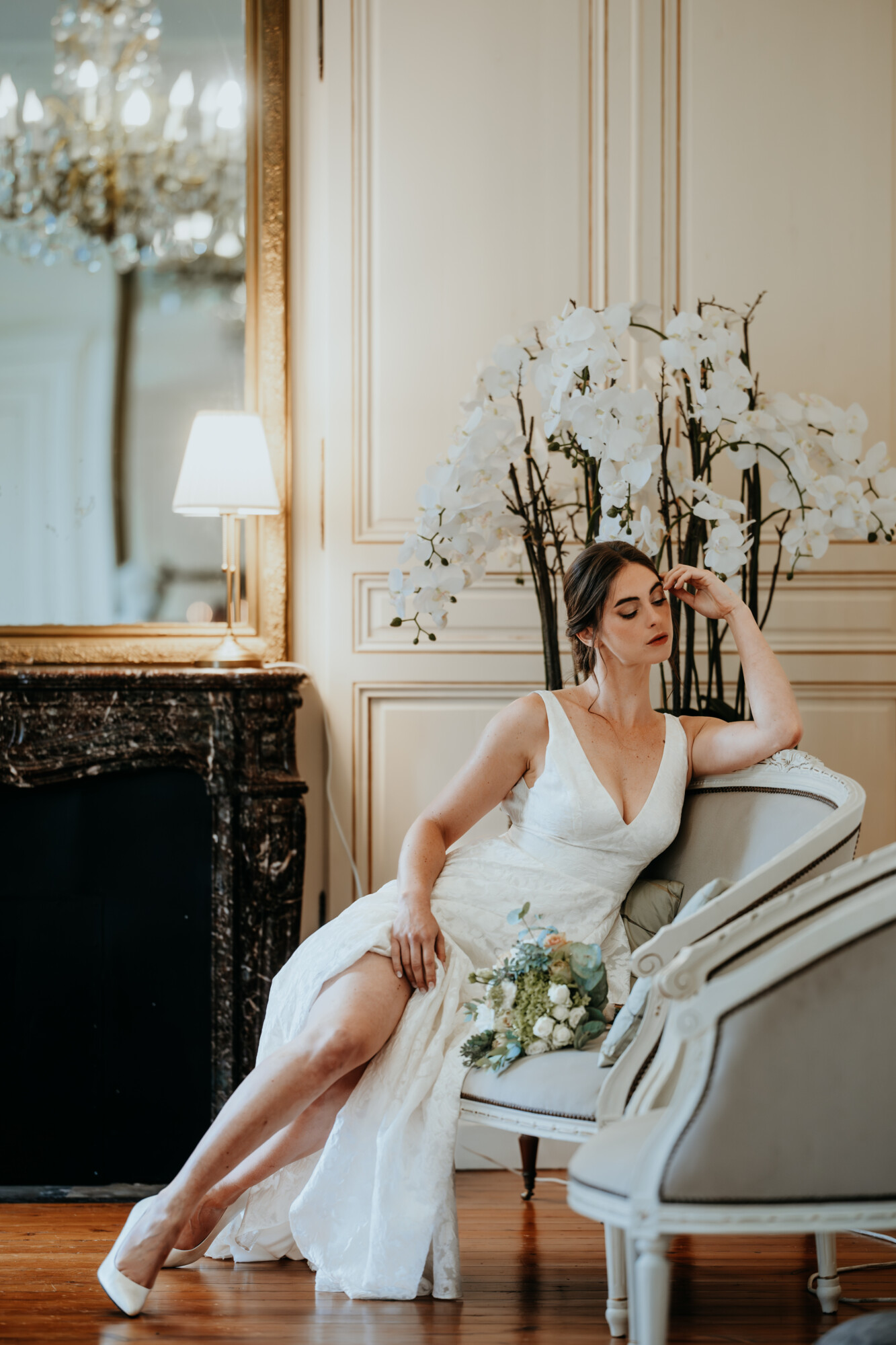 Mariée élégante dans les espaces intérieurs du Domaine de la Traxène, lieu de mariage dans le Pas-de-Calais.