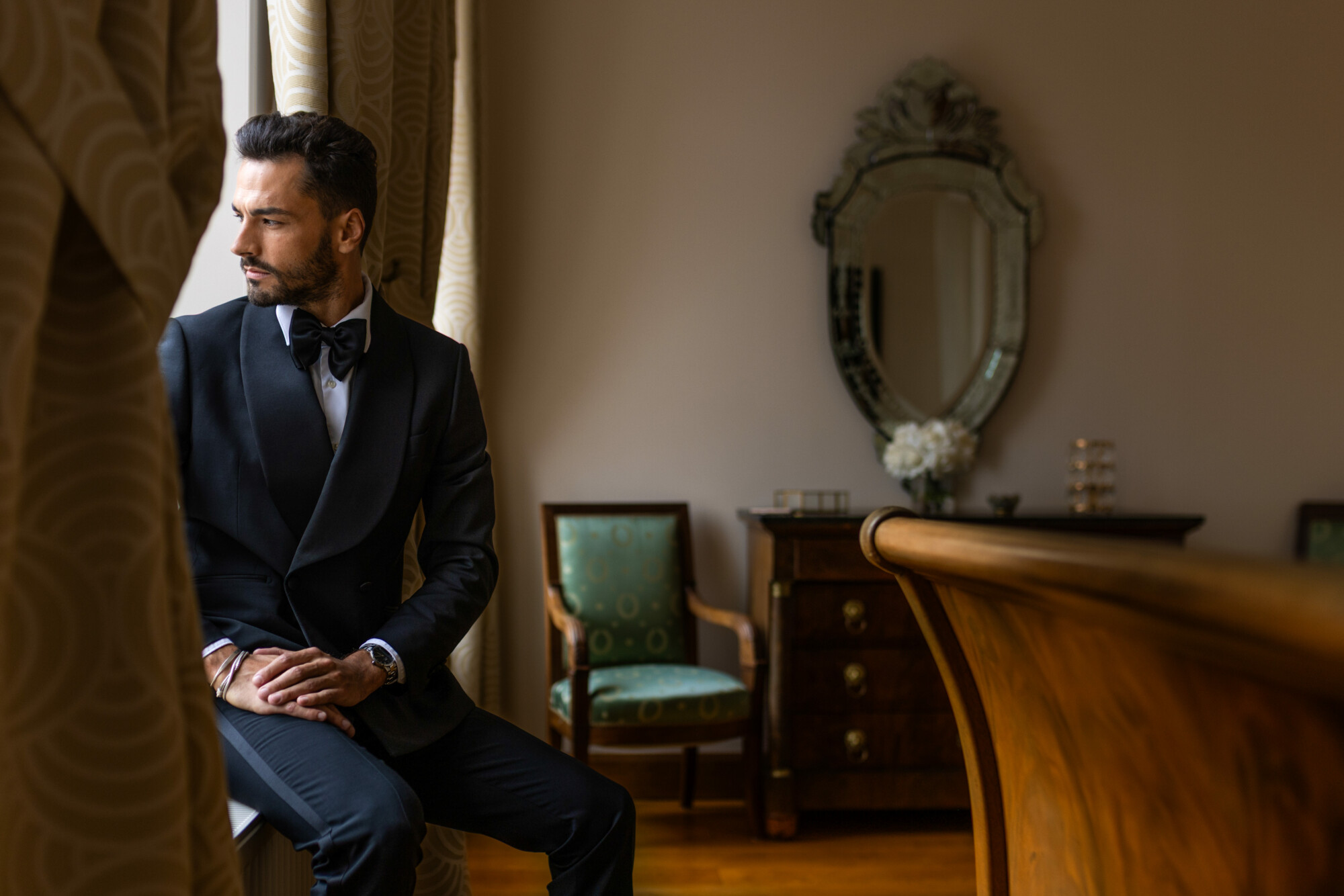 Copie de Julien Briche Photographe-14 Préparatifs du marié dans la chambre des mariés du Domaine de la Traxène, près du Touquet.