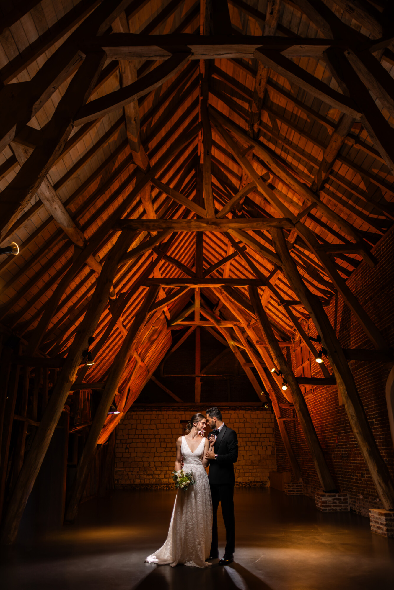 Mariage Le Touquet dans une salle de réception, mariés sous la charpente en bois du Domaine de la Traxène