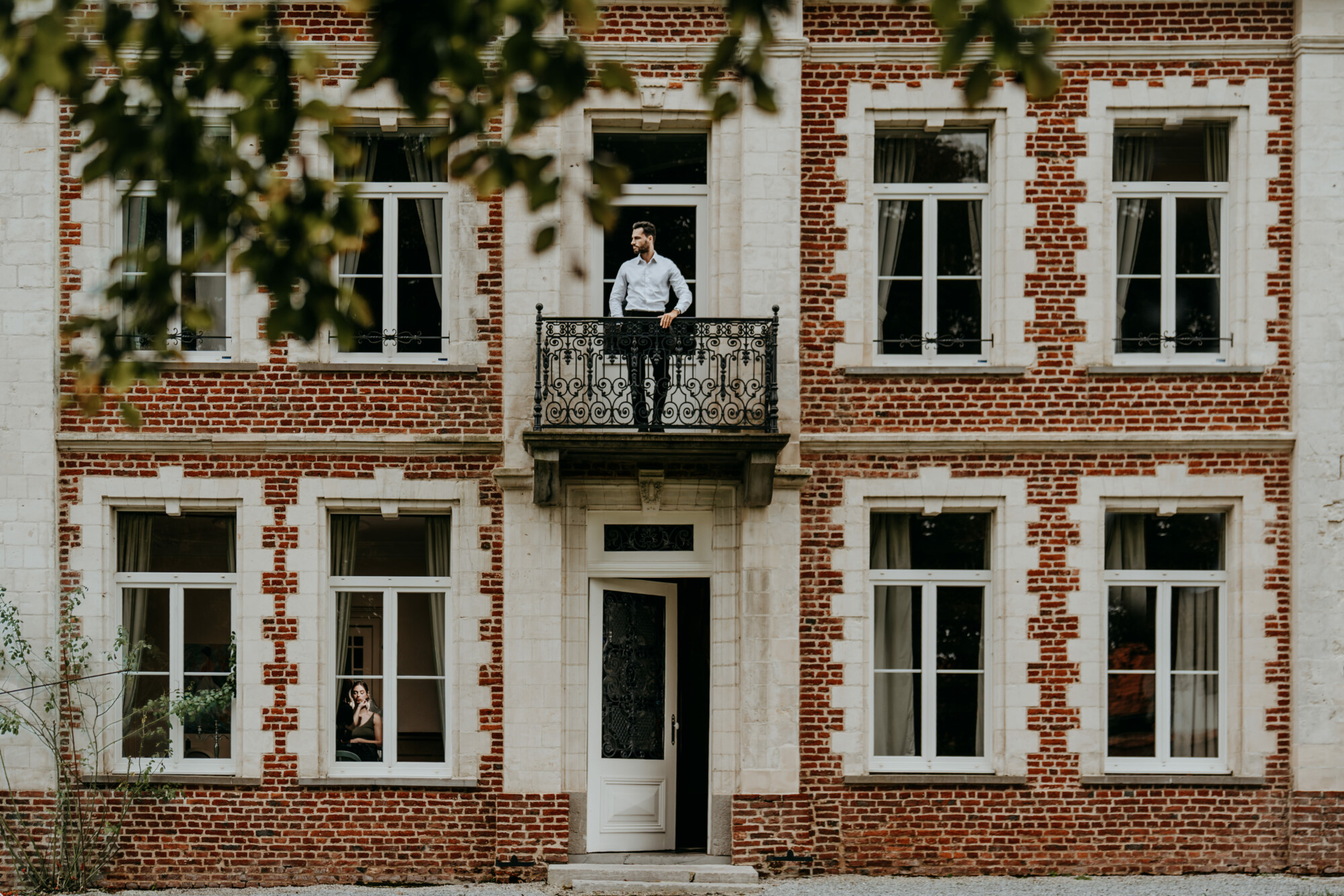 Copie de Julien Briche Photographe.01jpg Domaine avec hébergement pour mariage, façade en briques du Domaine de la Traxène avec balcon en fer forgé