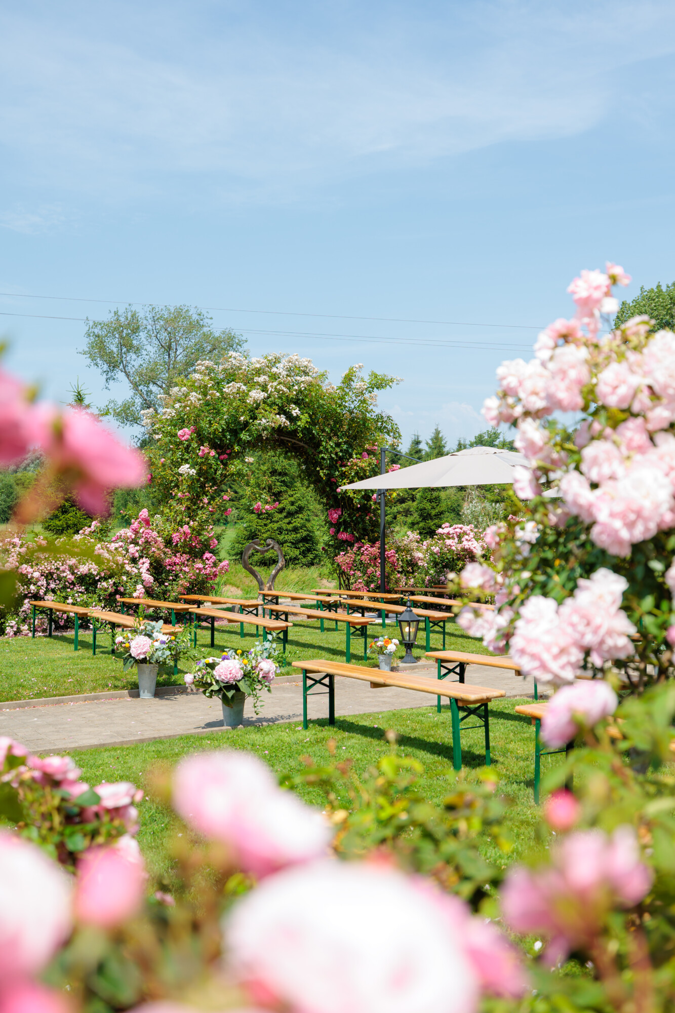 Espaces extérieurs fleuris et verdoyants du Domaine de la Traxène pour un mariage près du Touquet.
