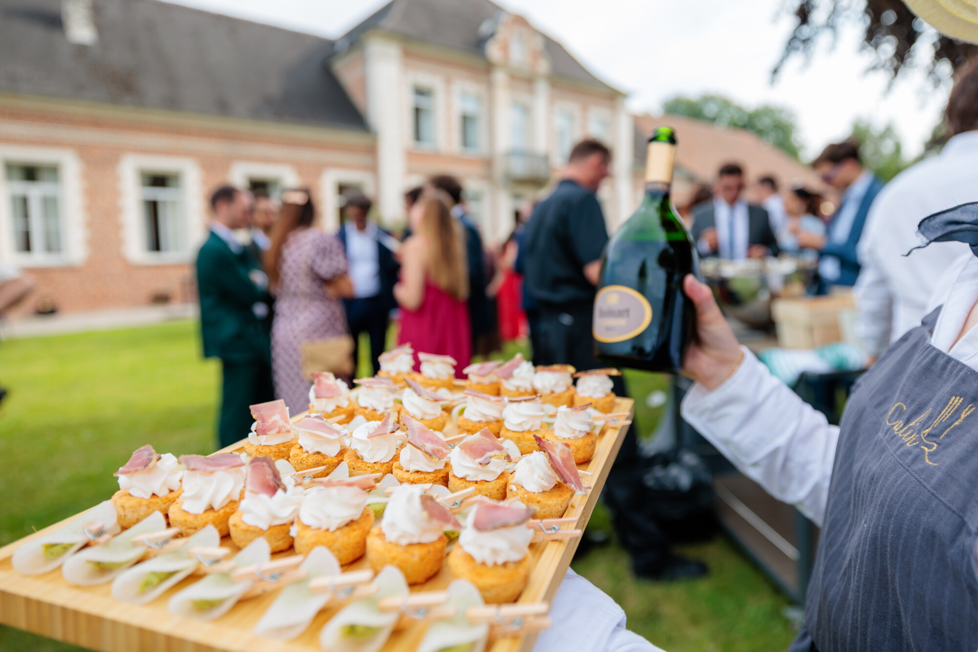 clement_mordacq_photographe-KR4A2431 Traiteur d’exception Culin’R pour un mariage au Domaine de la Traxène, avec bouchées raffinées servies lors du cocktail.