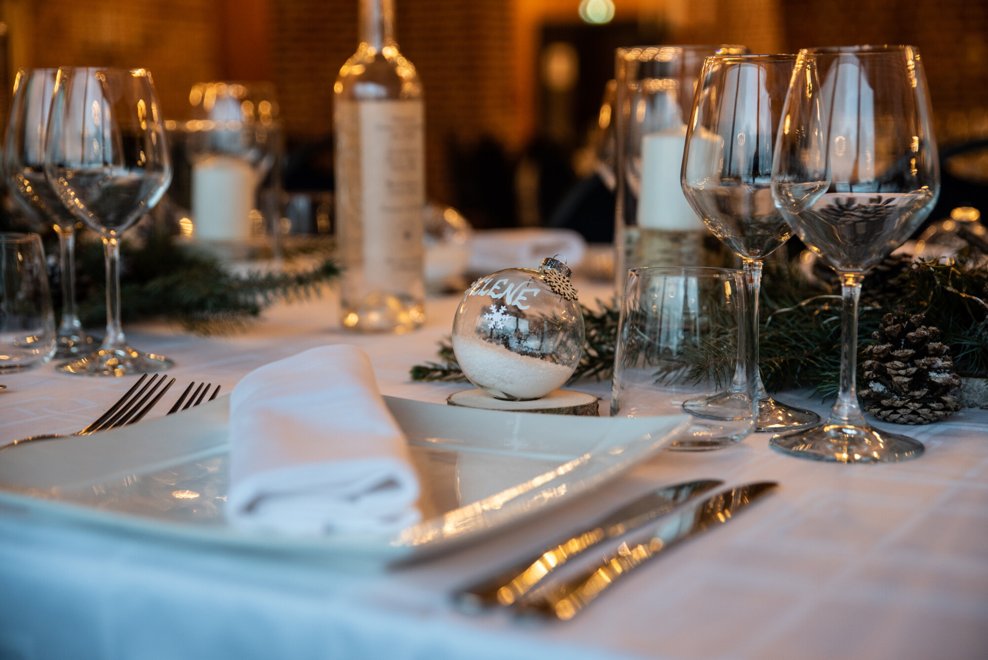 Décoration de Noël élégante pour une table de mariage au Domaine de la Traxène.
