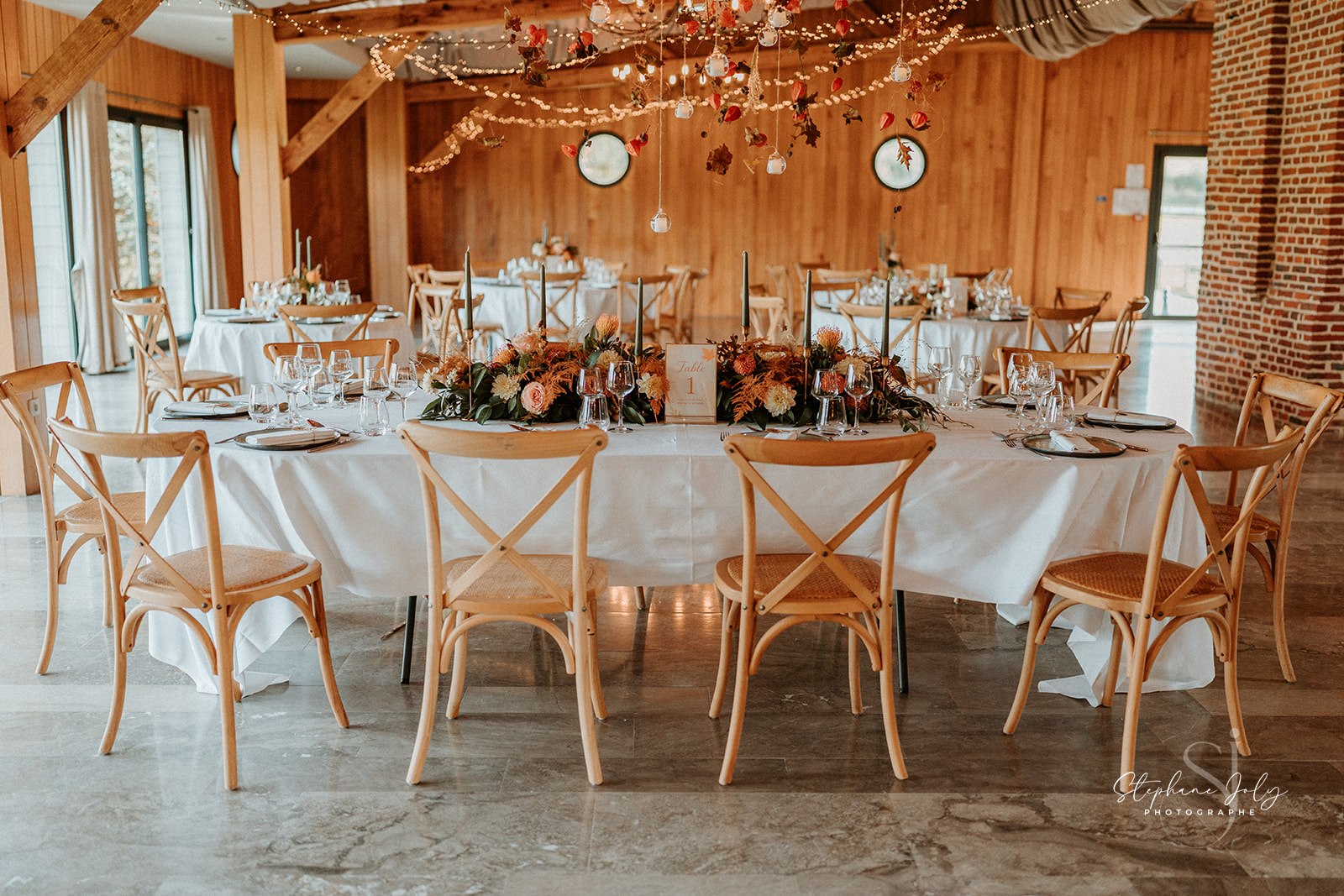 Salle de réception décorée pour le dîner de préparation d’un mariage au Domaine de la Traxène.
