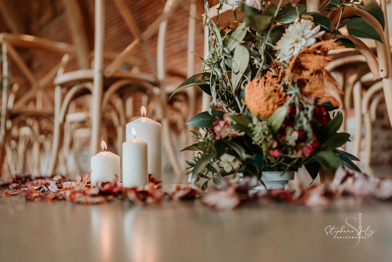 Salle de réception avec bougies et décoration florale