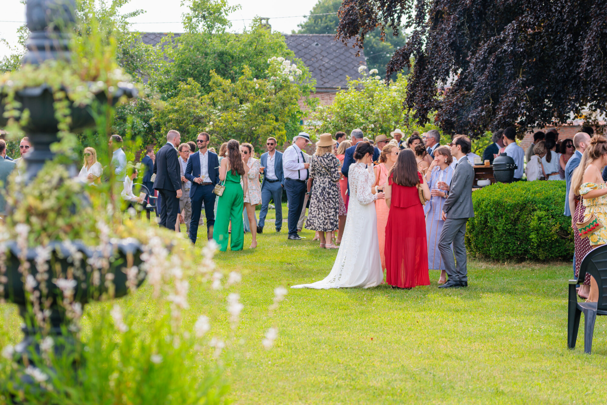 La capacité d'accueil du Domaine de la Traxène pour un mariage avec de nombreux invités dans les jardins.