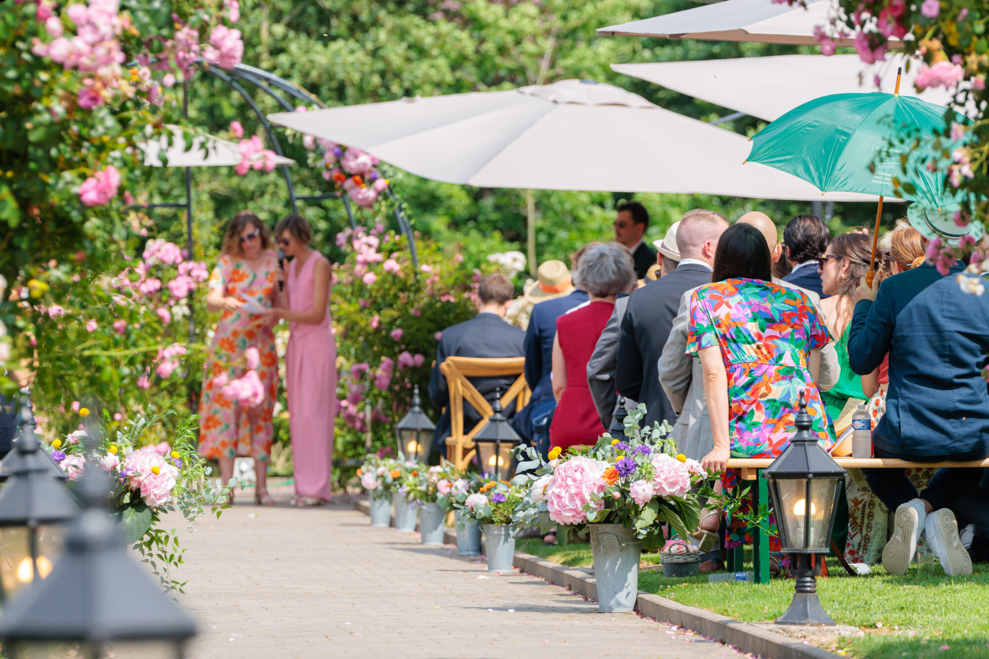Cérémonie de mariage en extérieur dans les jardins fleuris du Domaine de la Traxène.