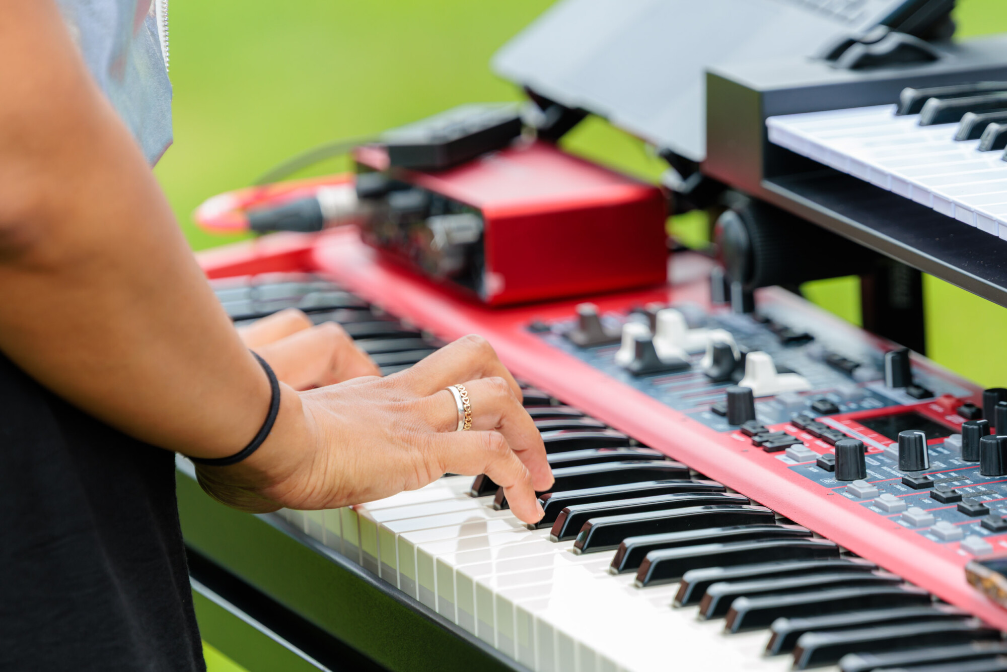 Musicien jouant du clavier lors d’un mariage au Domaine de la Traxène.