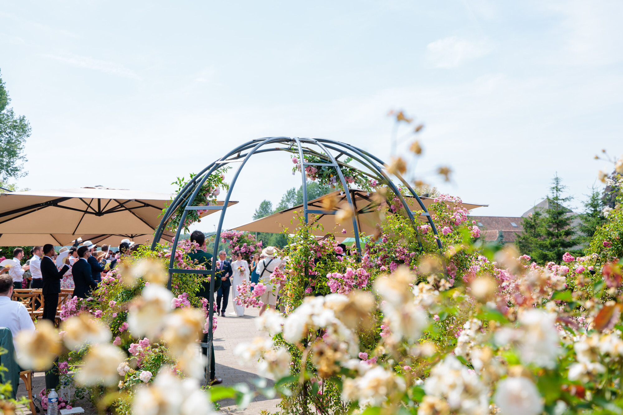 Cérémonie de mariage en plein air dans la roseraie du Domaine de la Traxène, près du Touquet-Paris-Plage.