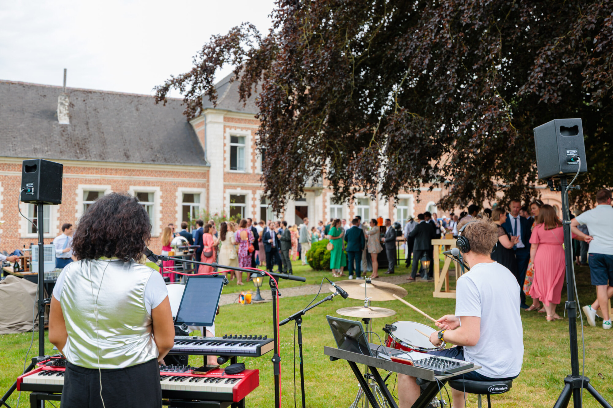 Prestataires musicaux animant un mariage en extérieur au Domaine de la Traxène devant les invités.