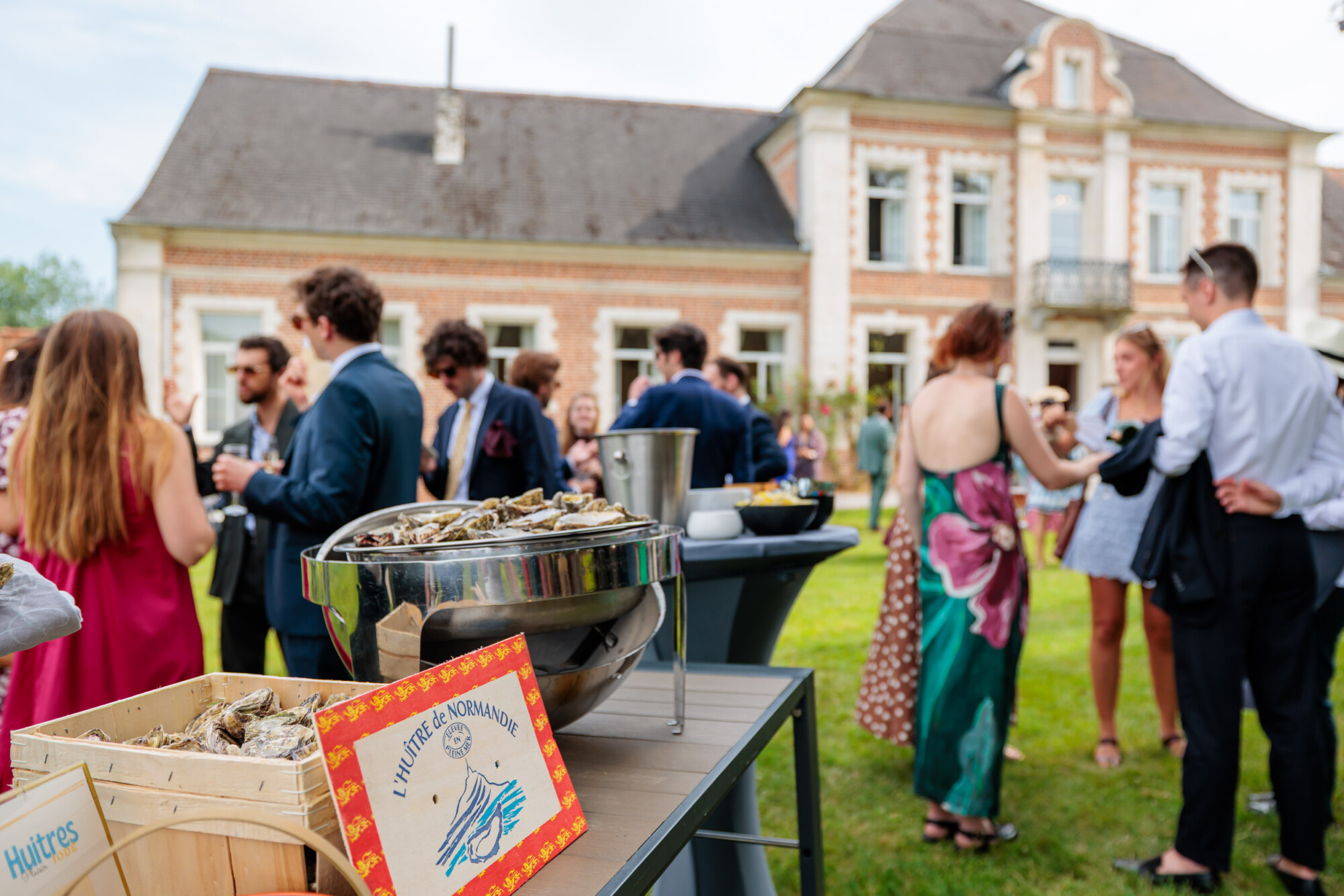 Bar à huîtres lors d’un cocktail de mariage dans les jardins du Domaine de la Traxène.