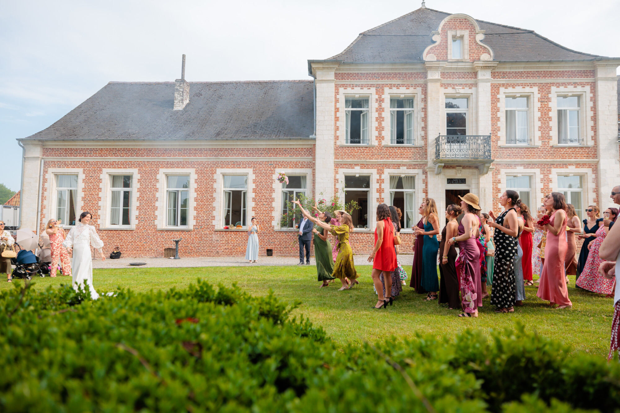 Lancer de bouquet lors d’un mariage dans les jardins du Domaine de la Traxène.
