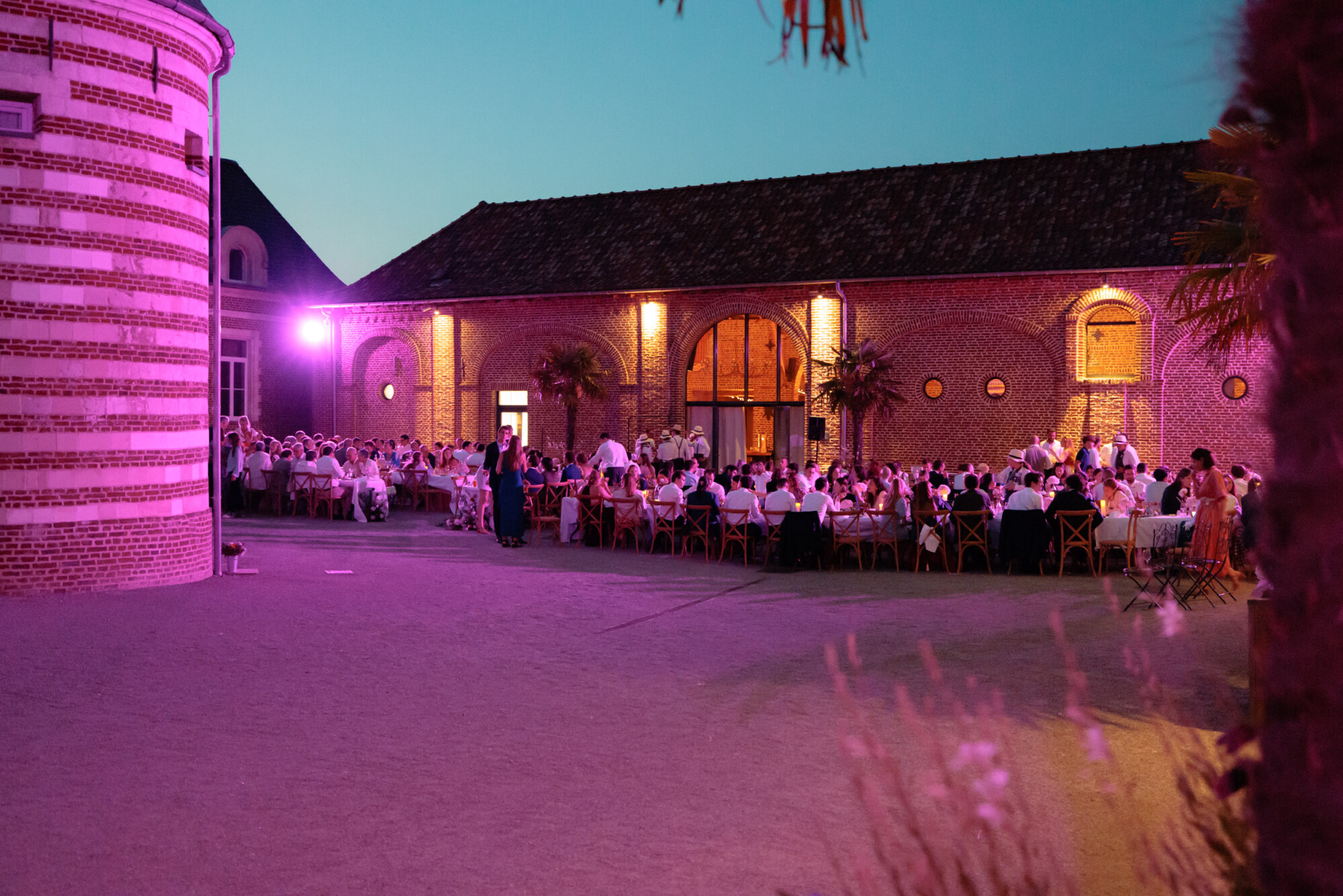Mariage dans un domaine privatisable avec réception en plein air et dîner des invités dans la cour du Domaine de la Traxène.