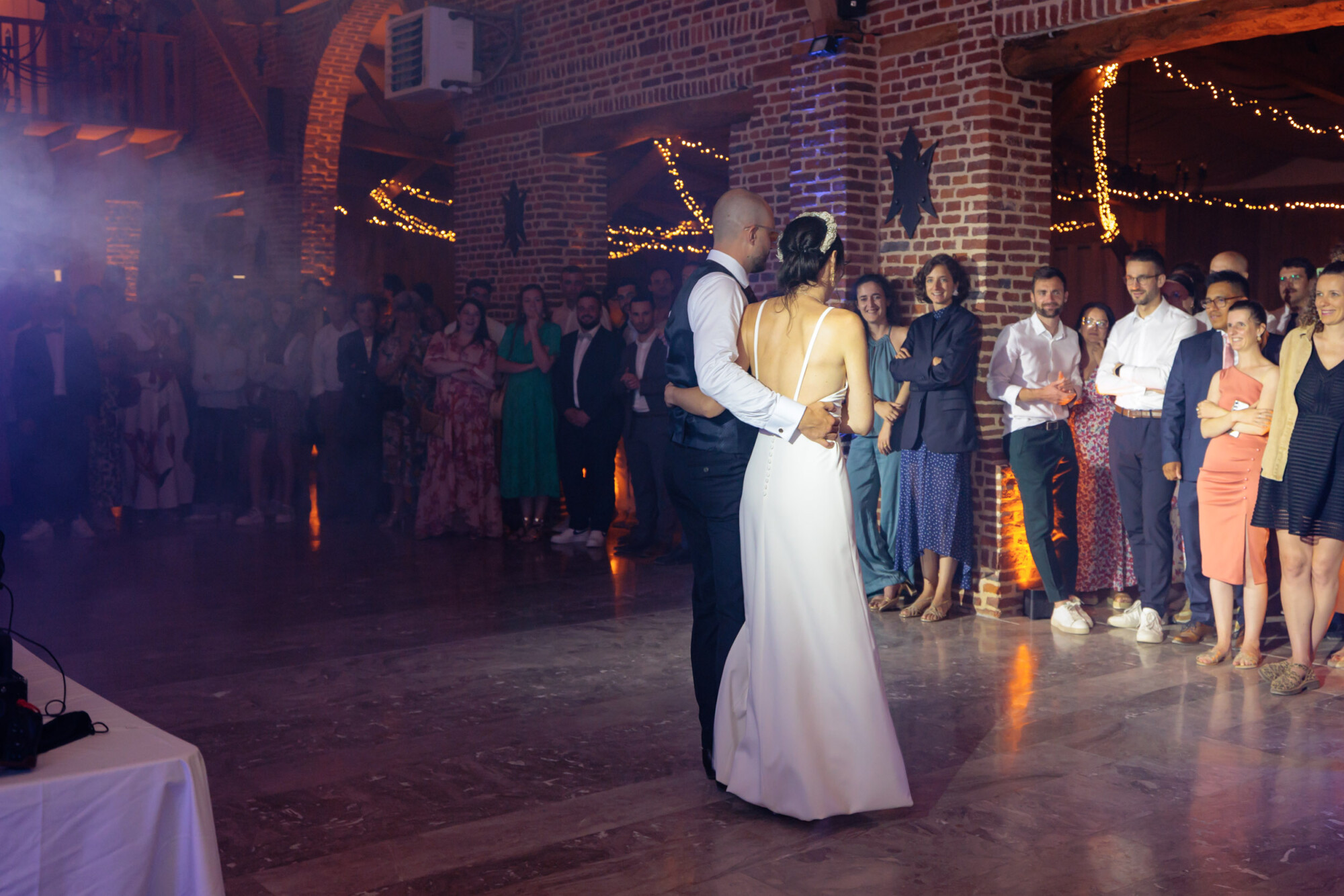Soirée dansante avec les mariés et leurs invités lors d’un mariage au Domaine de la Traxène.