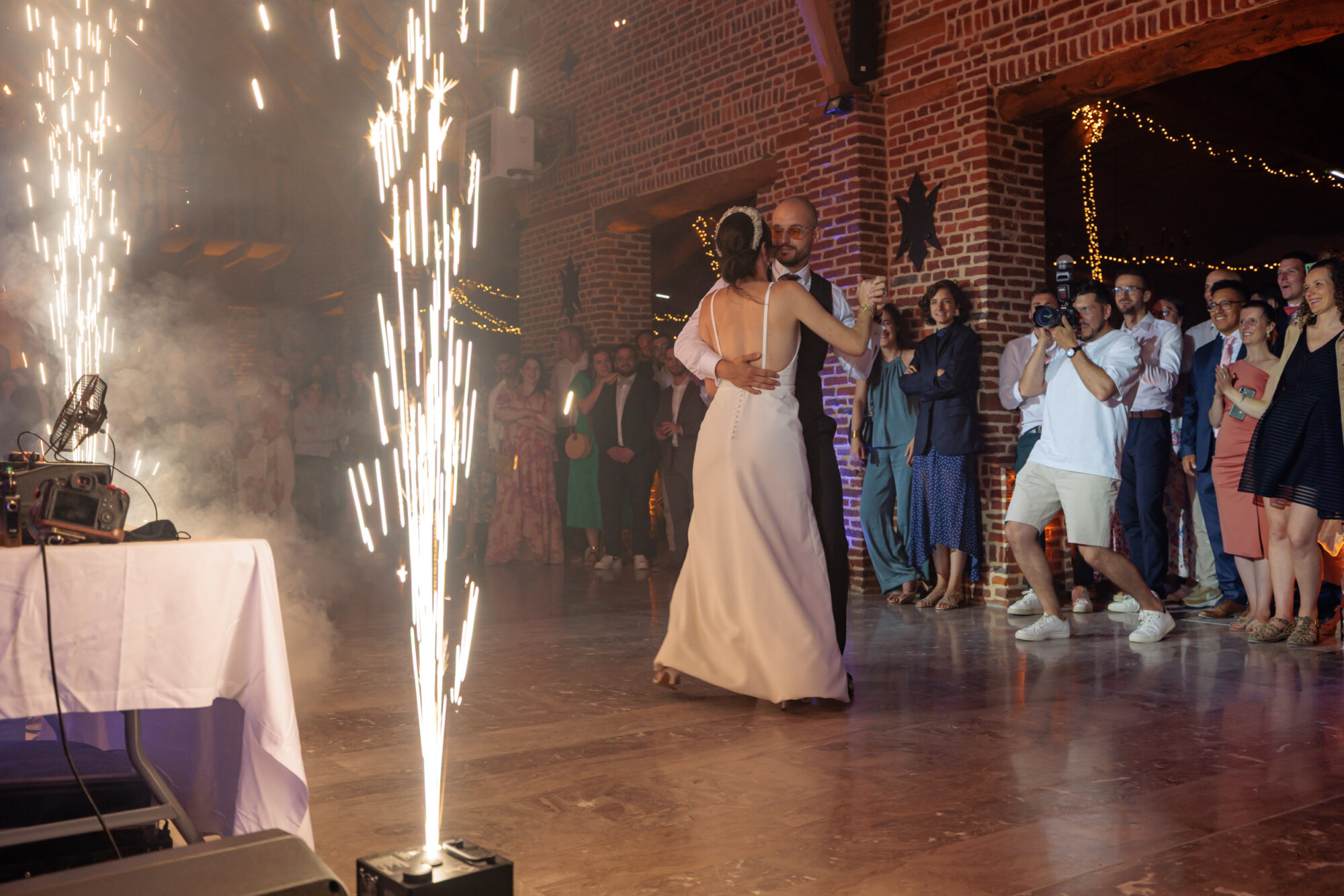 Soirée dansante de mariage au Domaine de la Traxène avec les mariés et leurs invités.