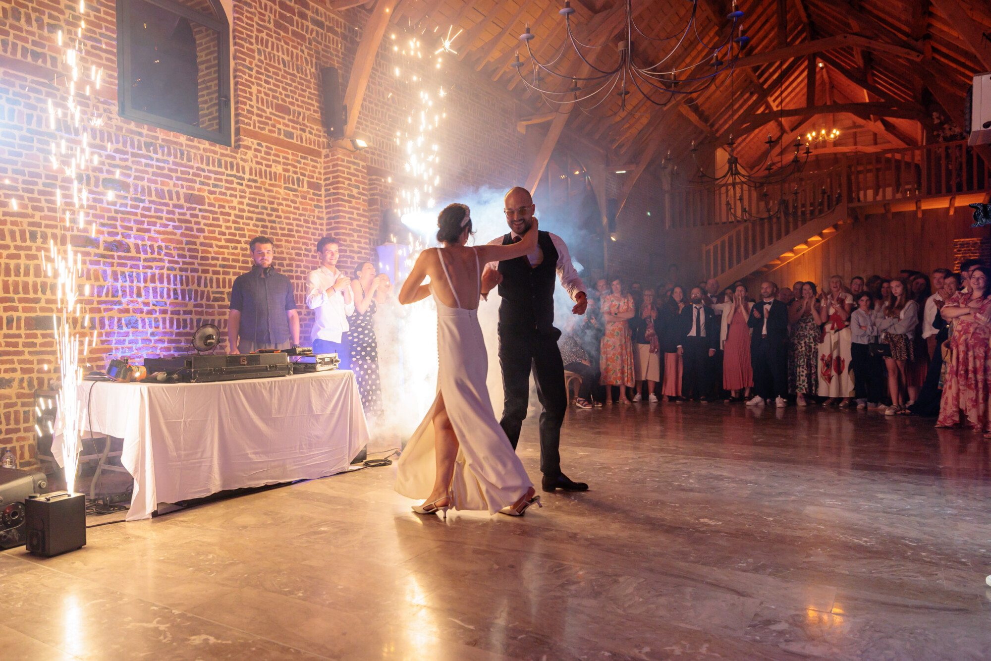 Soirée dansante de mariage avec les mariés et leurs invités dans la salle de réception du Domaine de la Traxène.