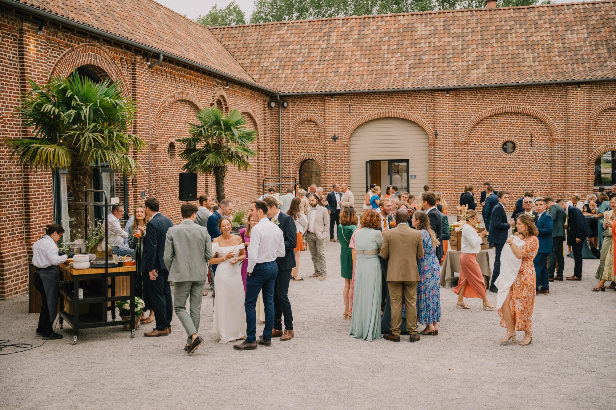 Cocktail de mariage dans la cour du Domaine de la Traxène avec les mariés et leurs invités.