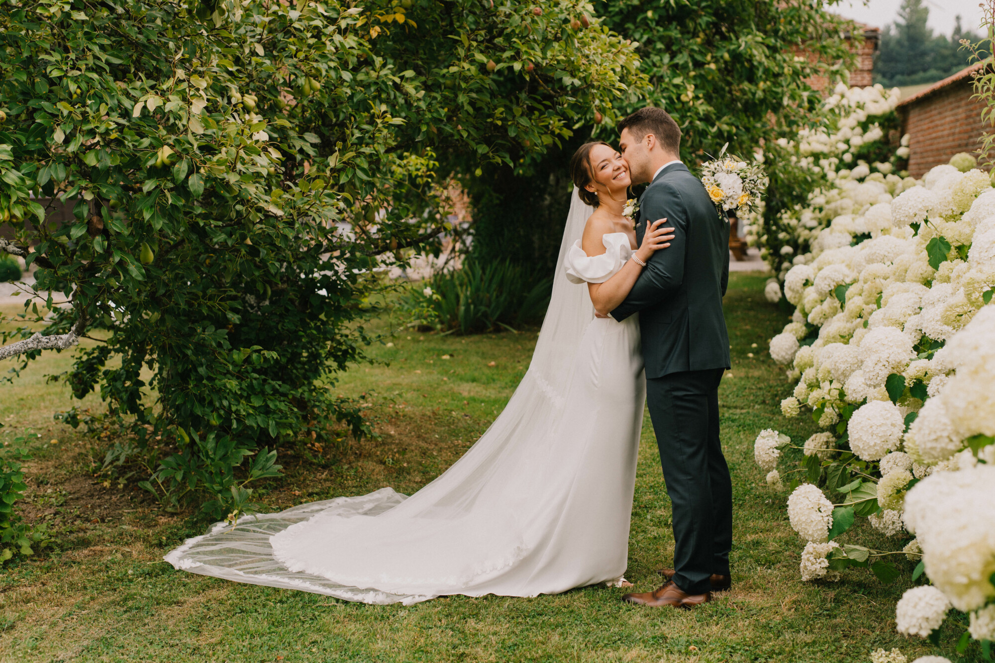 Couple de mariés dans les jardins du Domaine de la Traxène, lieu de mariage près du Touquet-Paris-Plage.