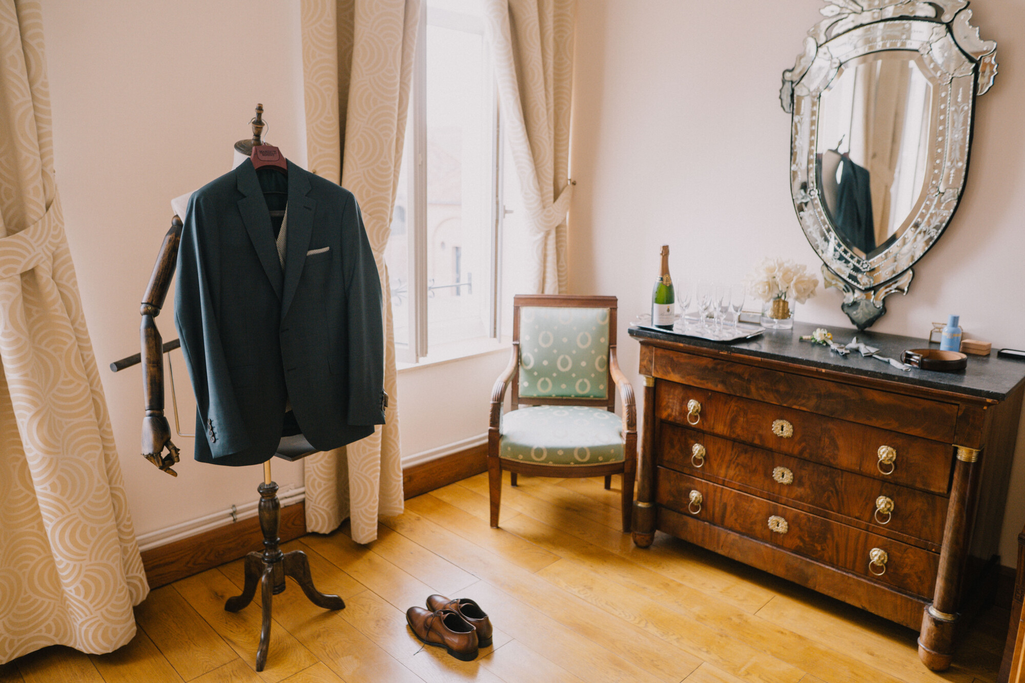 Costume et chaussures du marié préparés dans une chambre du Domaine de la Traxène avant la cérémonie de mariage.