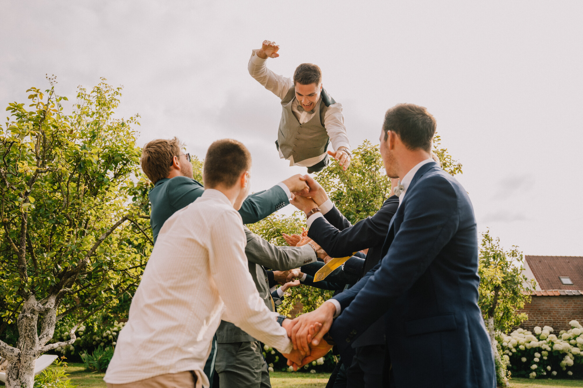 Activités entre le marié et ses proches dans les jardins du Domaine de la Traxène.